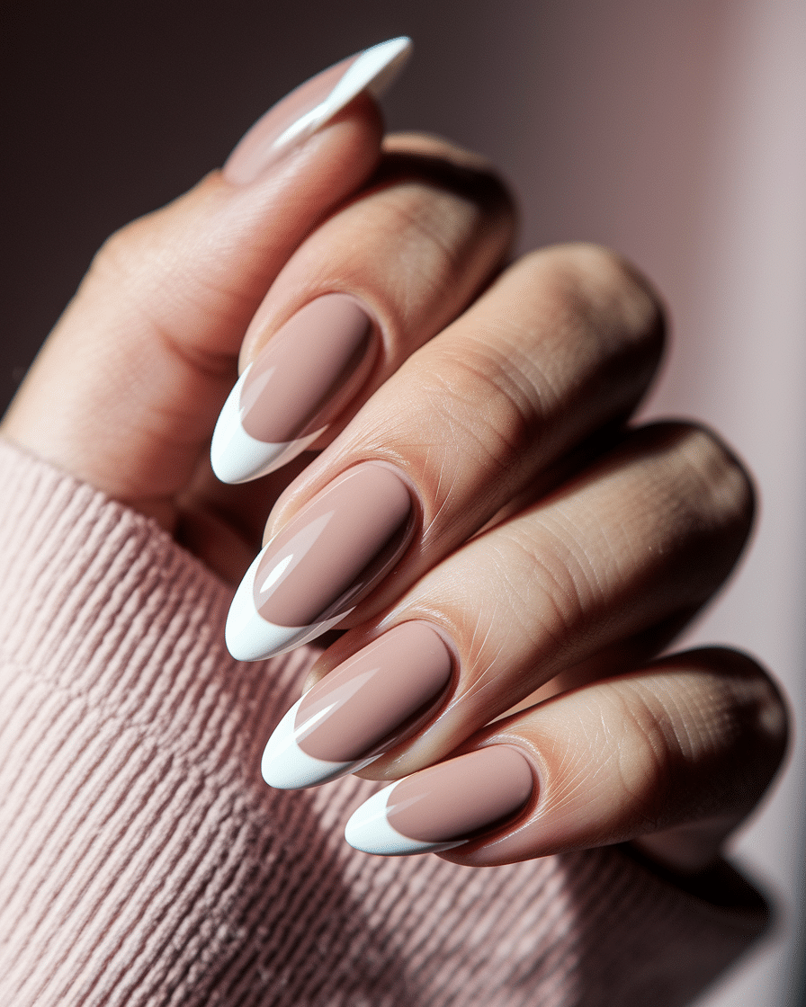 0006_4_a-close-up-photograph-captures-the-delic_MqT6qMtuSgCefJ1csDZ-Qw_hgNFT8mORt6AEAdiNz8k5Q_cover The Timeless Charm of French Nails: 2025’s Most Elegant Twist on Classic Beauty