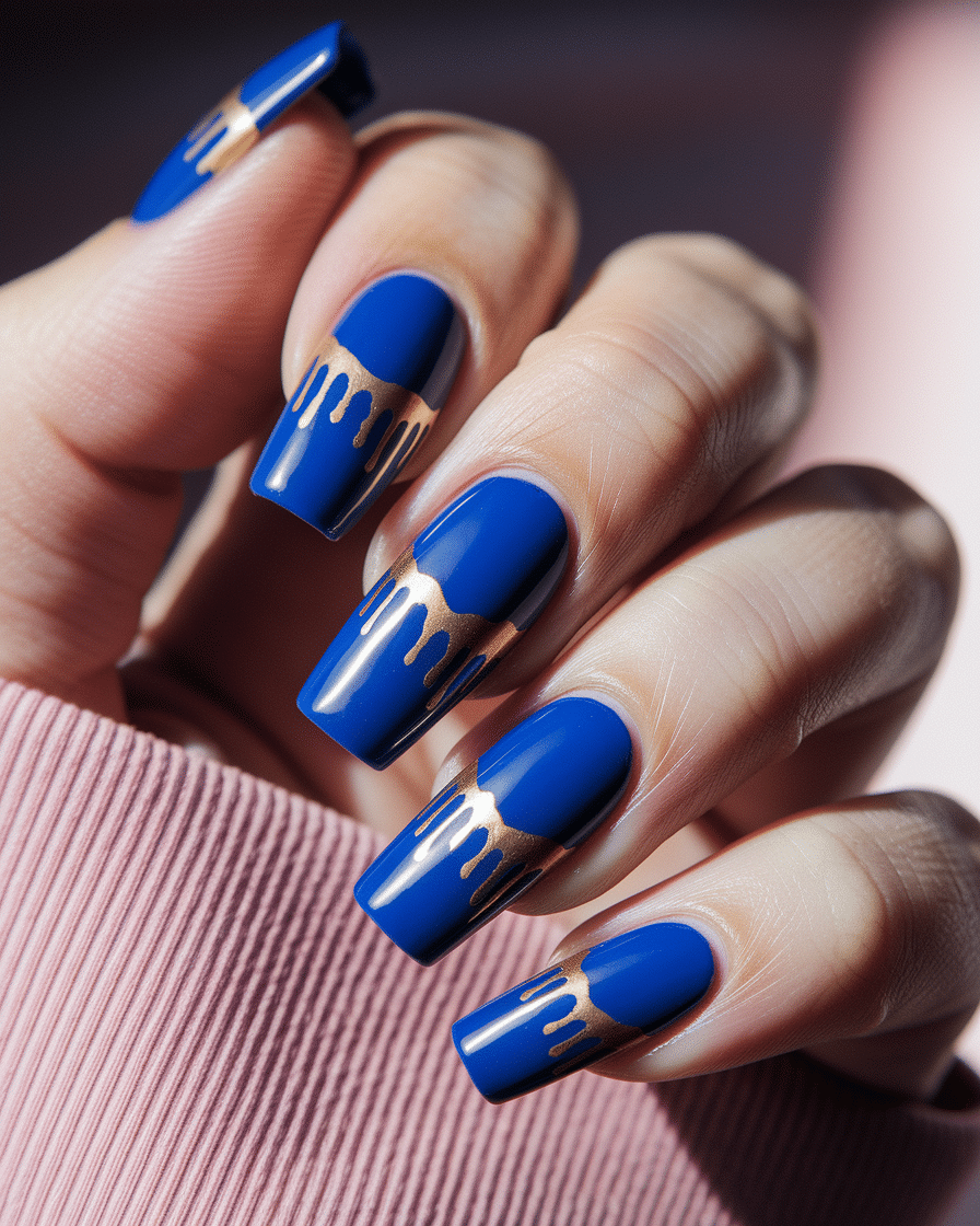 0001_2_a-close-up-photograph-captures-the-exqui_dVPcoO6_QVybsFsou1AVVw_J_oqppbPSj-YawMYjjD34w_cover Elegant Nail Designs with Blue and Gold French Tips for a Chic Look