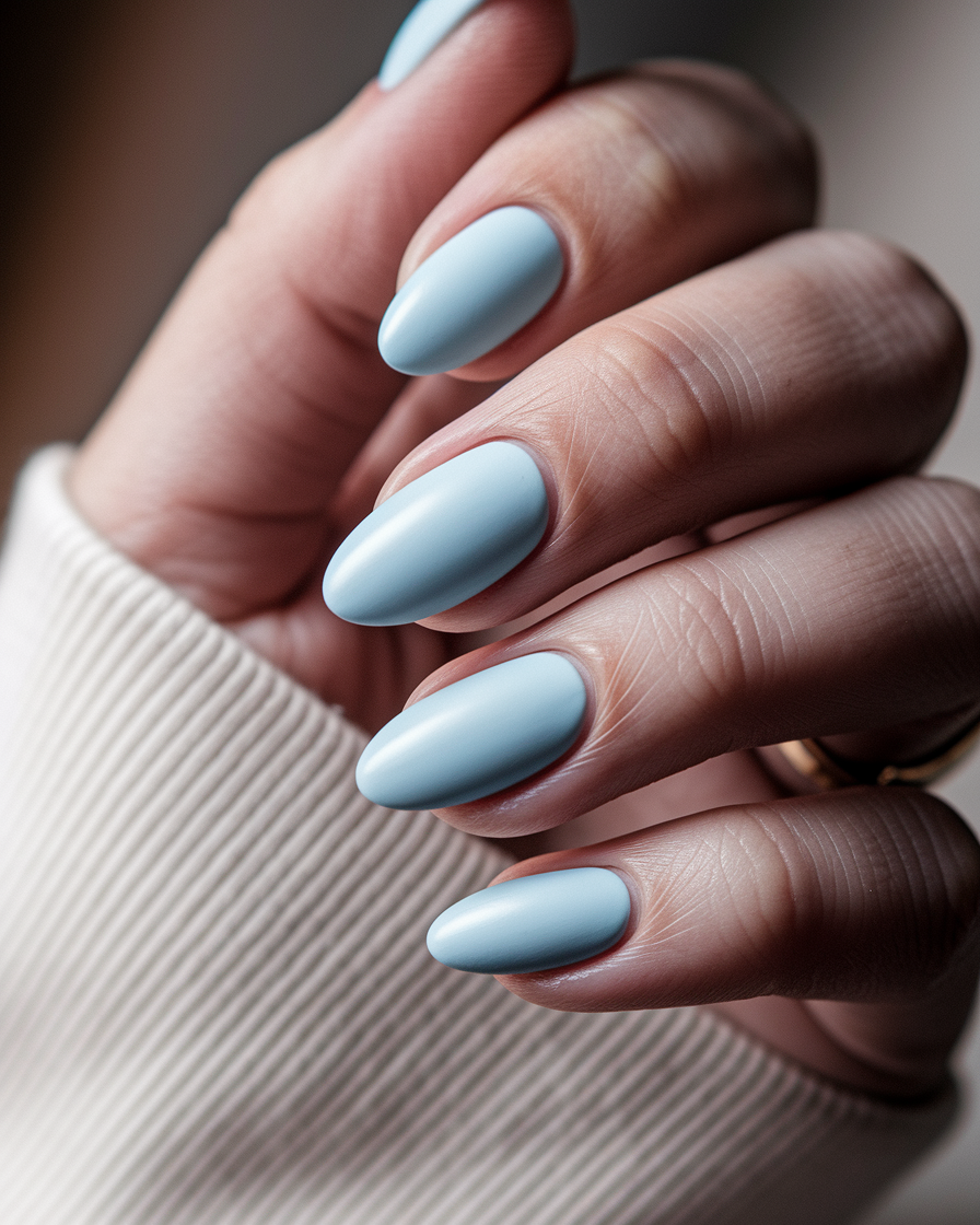 0010_2_a-close-up-photograph-captures-the-exqui_9zNTsqrFQaCiQ2rdLngaAg_vmNYirFVSfK7kAS3g7x85g Stunning Blue Nail Designs That Never Go Out of Style
